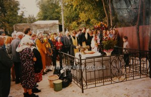 Молебінь на міці, де стояв Хресто-Воздвиженський храм у Пирогові, освячення хреста 1998 р.