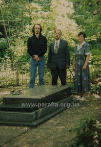 Панахида на могилі Миколи Біляшівського, першого директора Київського музею старожитностей, нині Художній музей українського мистецтва.