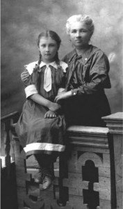К.С. Мрочковська з донькою Олександрою (Олесею). 1914 р. Київ.