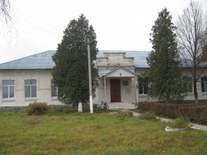 Будівля колишньої церковнопарафіяльної школи у с.Дорогинка (фото 2012 р.)